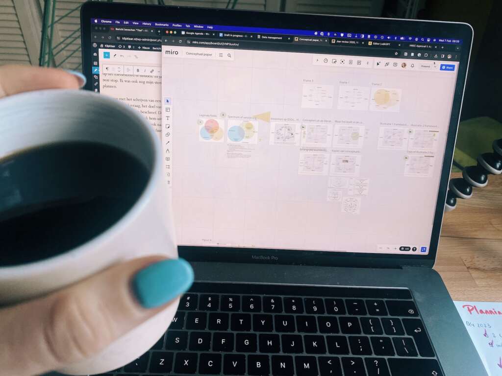 Foto van mijn scherm met alle figuren terwijl ik er een smakelijk kopje koffie voor houdt zodat je niet alles kan lezen