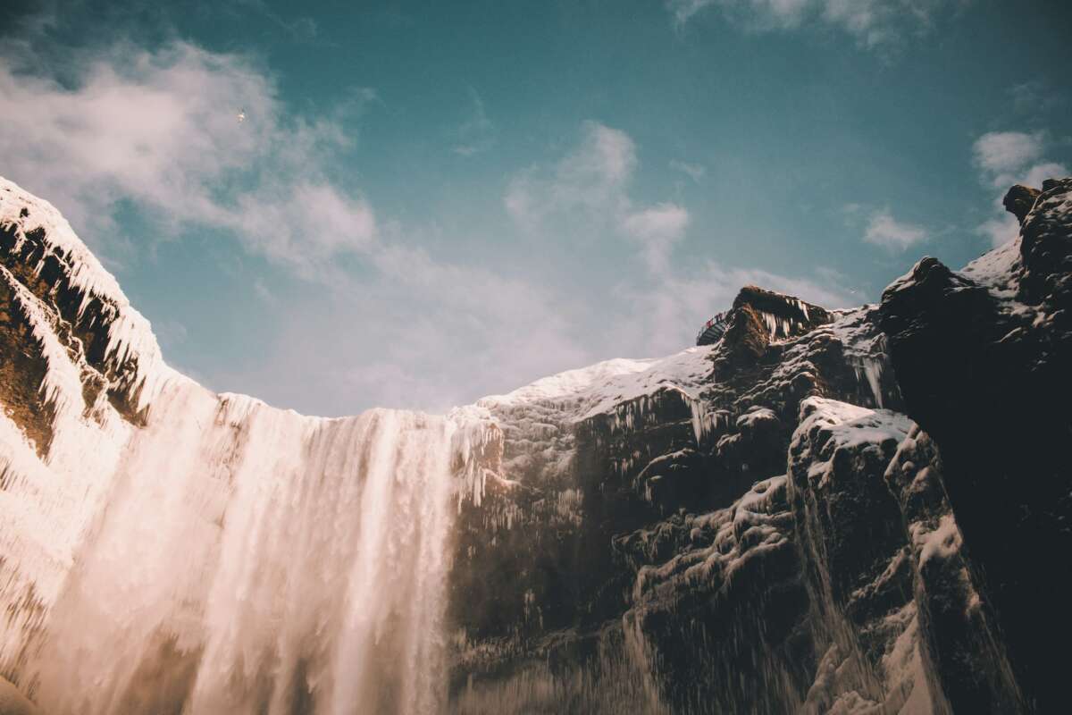 Foto van een waterval die echt super steil is